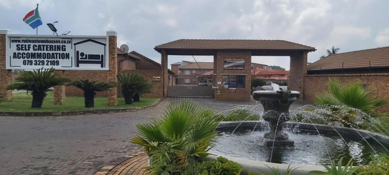 Rudman Townhouses - Family Apartment Boksburg Esterno foto